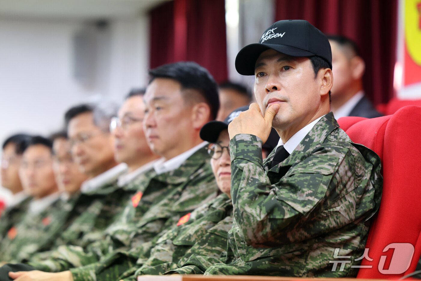 본문 이미지 - 장동혁 국민의힘 대표가 29일 인천 옹진군 백령도 해병대 제6여단에서 부대 일반현황 및 작전대비태세를 보고 받고 있다. 2026.9.29 ⓒ 뉴스1 황기선 기자
