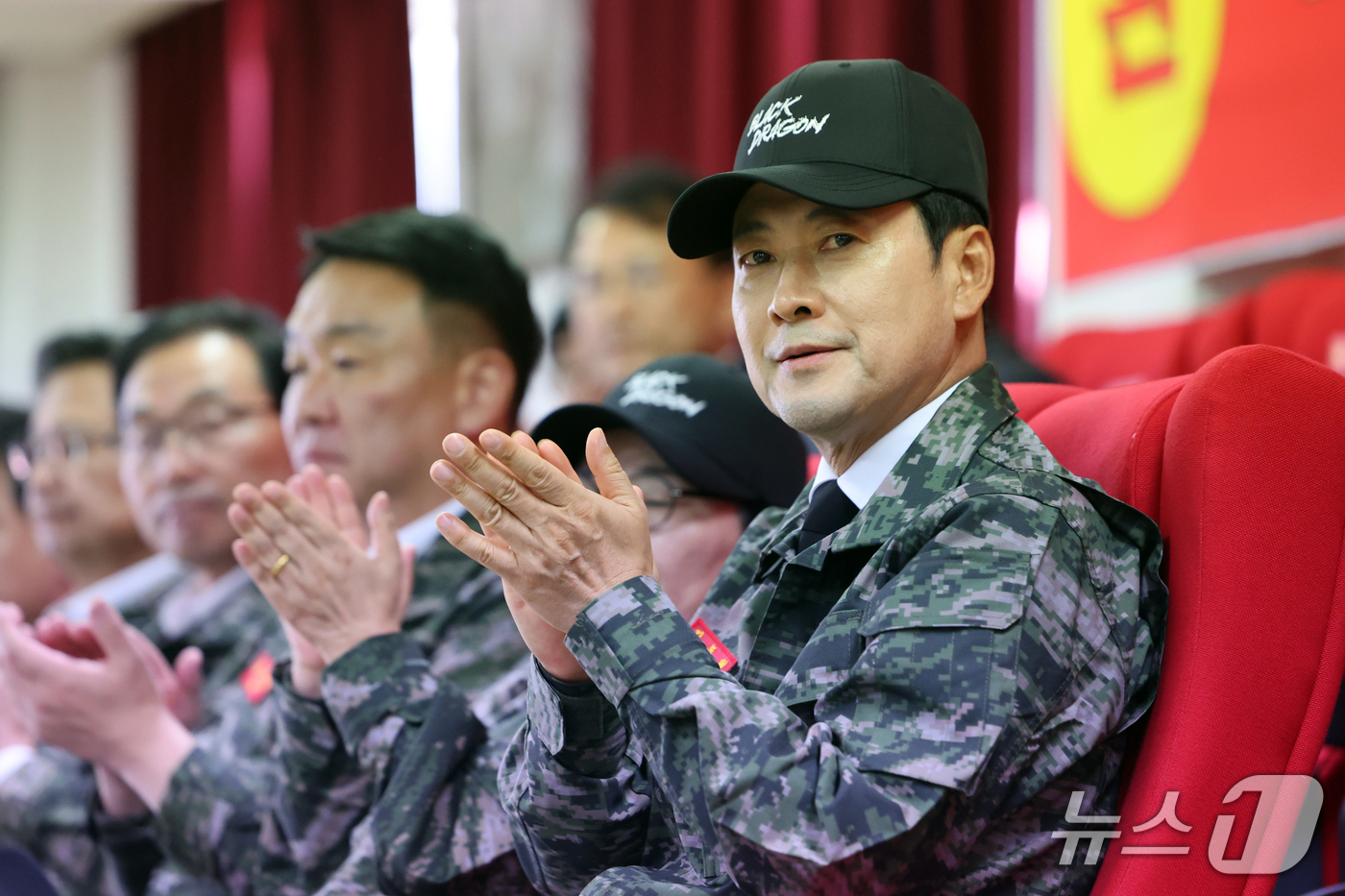 (백령도=뉴스1) 황기선 기자 = 장동혁 국민의힘 대표가 29일 인천 옹진군 백령도 해병대 제6여단에서 부대 일반현황 및 작전대비태세를 보고 받은 후 박수를 치고 있다.  2026 …