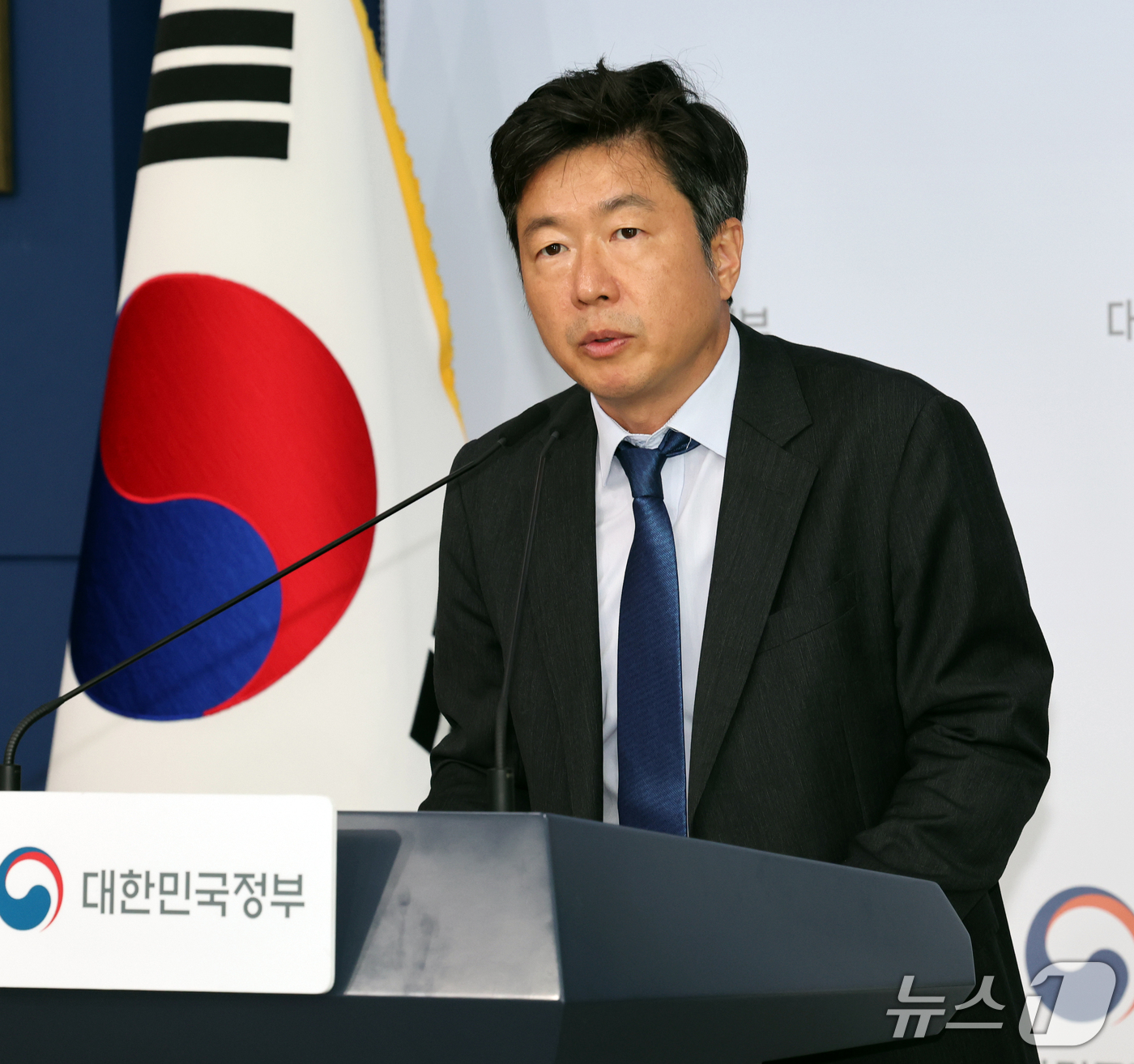 (서울=뉴스1) 이종덕 기자 = 이재식 기후에너지환경부 전력망정책관이 29일 서울 종로구 정부서울청사에서 전력망 혁신대책 관련 브리핑을 하고 있다. 정부는 2030년까지 재생에너지 …