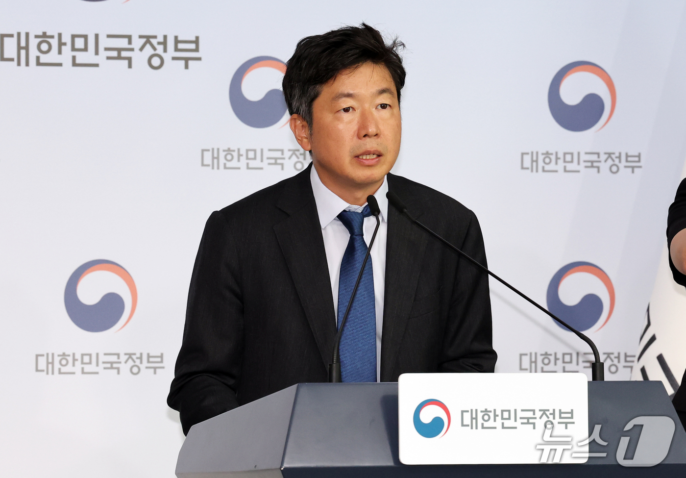 (서울=뉴스1) 이종덕 기자 = 이재식 기후에너지환경부 전력망정책관이 29일 서울 종로구 정부서울청사에서 전력망 혁신대책 관련 브리핑을 하고 있다. 정부는 2030년까지 재생에너지 …