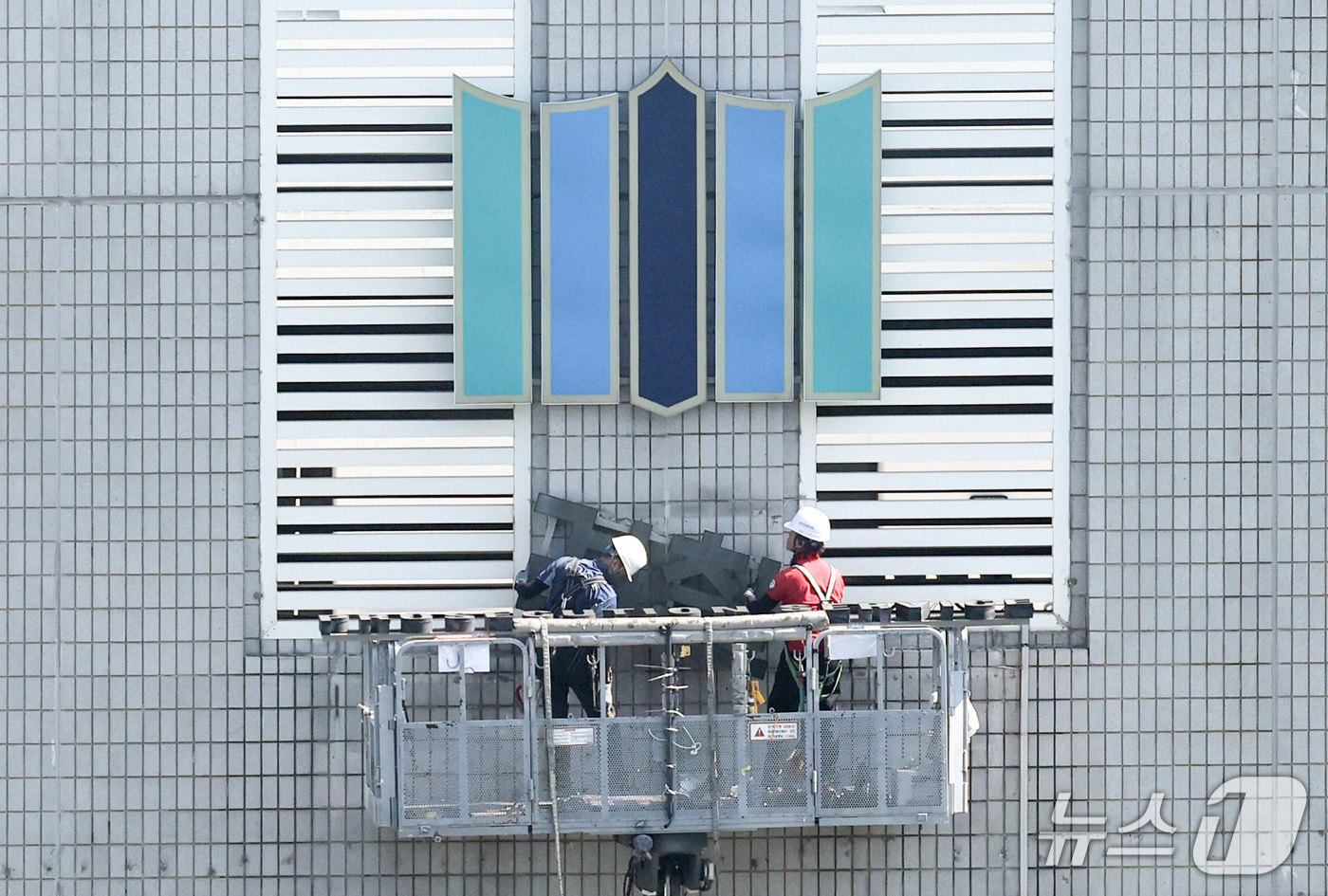 (서울=뉴스1) 이종수 기자 = 공소청 출범을 앞둔 29일 서울 마포구 서울서부지방검찰청에서 작업자들이 검찰 간판을 철거하고 있다. 2026.9.29/뉴스1