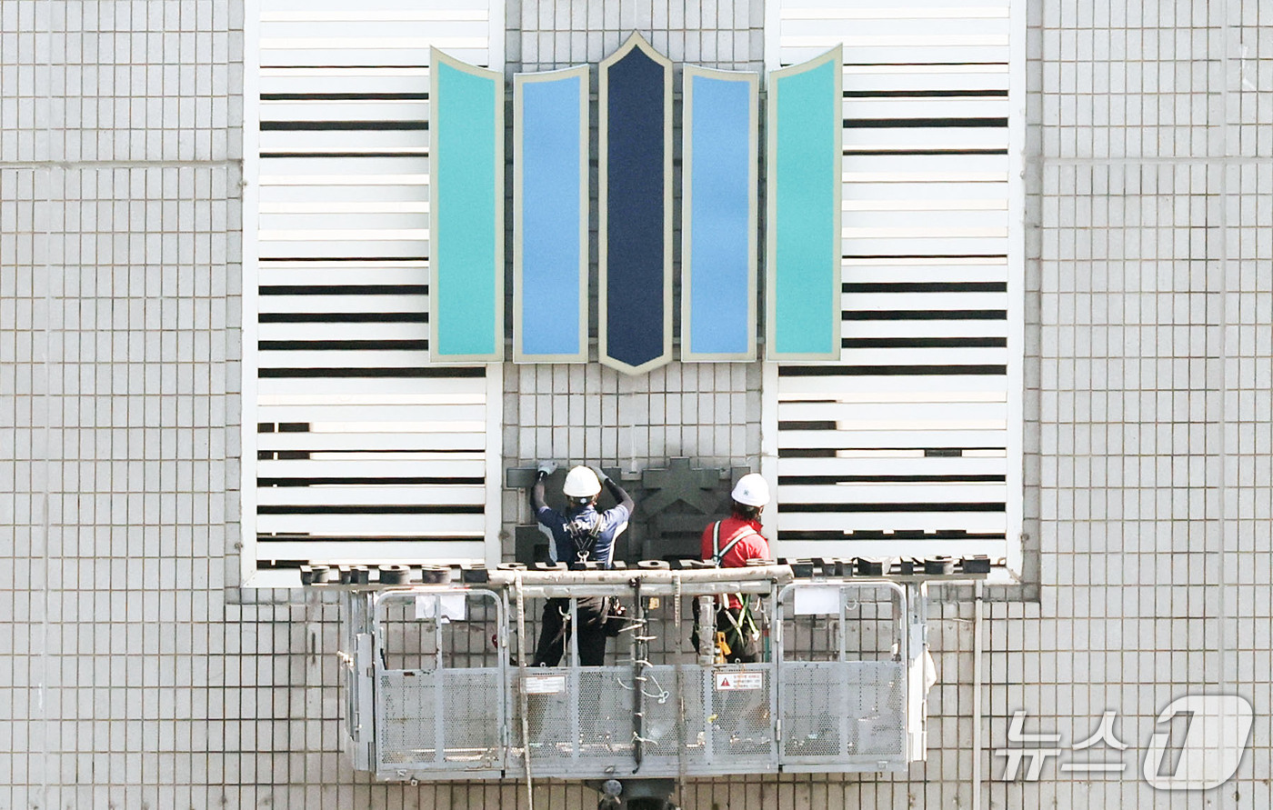 (서울=뉴스1) 이종수 기자 = 공소청 출범을 앞둔 29일 서울 마포구 서울서부지방검찰청에서 작업자들이 검찰 간판을 철거하고 있다. 2026.9.29/뉴스1
