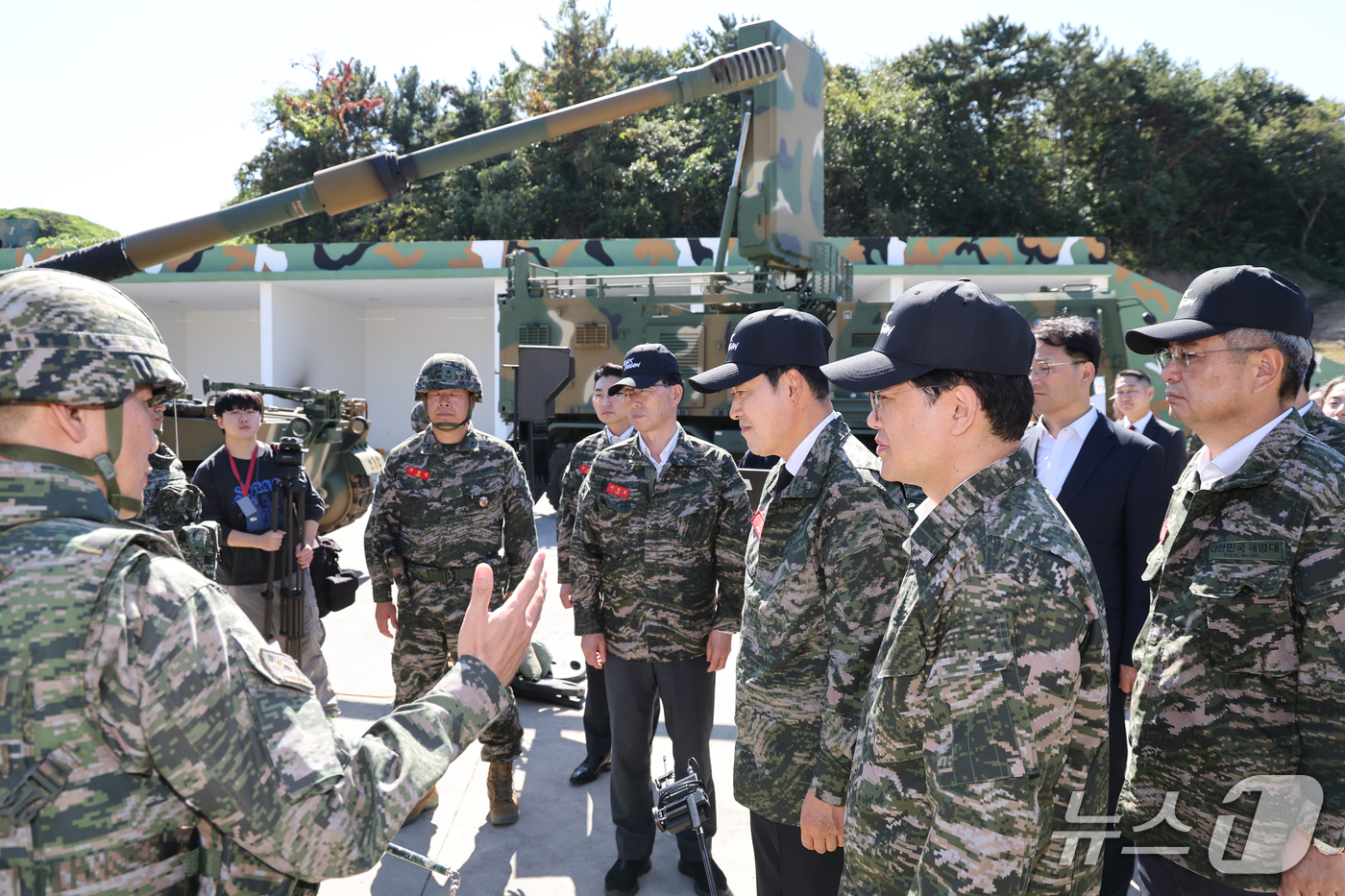 (백령도=뉴스1) 황기선 기자 = 장동혁 국민의힘 대표가 29일 인천 옹진군 백령도 해병대 제6여단에서 포병대대에 설치된 무기체계에 대한 설명을 듣고 있다.  2026.9.29/뉴 …