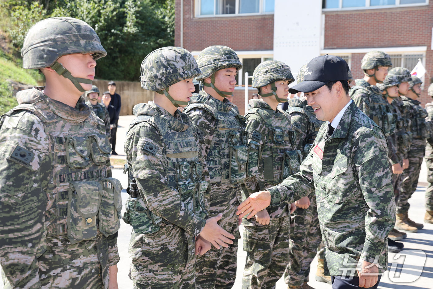 (백령도=뉴스1) 황기선 기자 = 장동혁 국민의힘 대표가 29일 인천 옹진군 백령도 해병대 제6여단에서 장병들과 악수를 나누고 있다.   2026.9.29/뉴스1