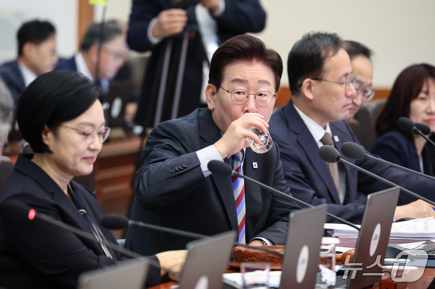 (서울=뉴스1) 허경 기자 = 이재명 대통령이 29일 청와대에서 열린 국무회의에서 물을 마시고 있다. 2026.9.29/뉴스1