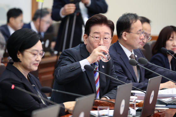목 축이는 이재명 대통령