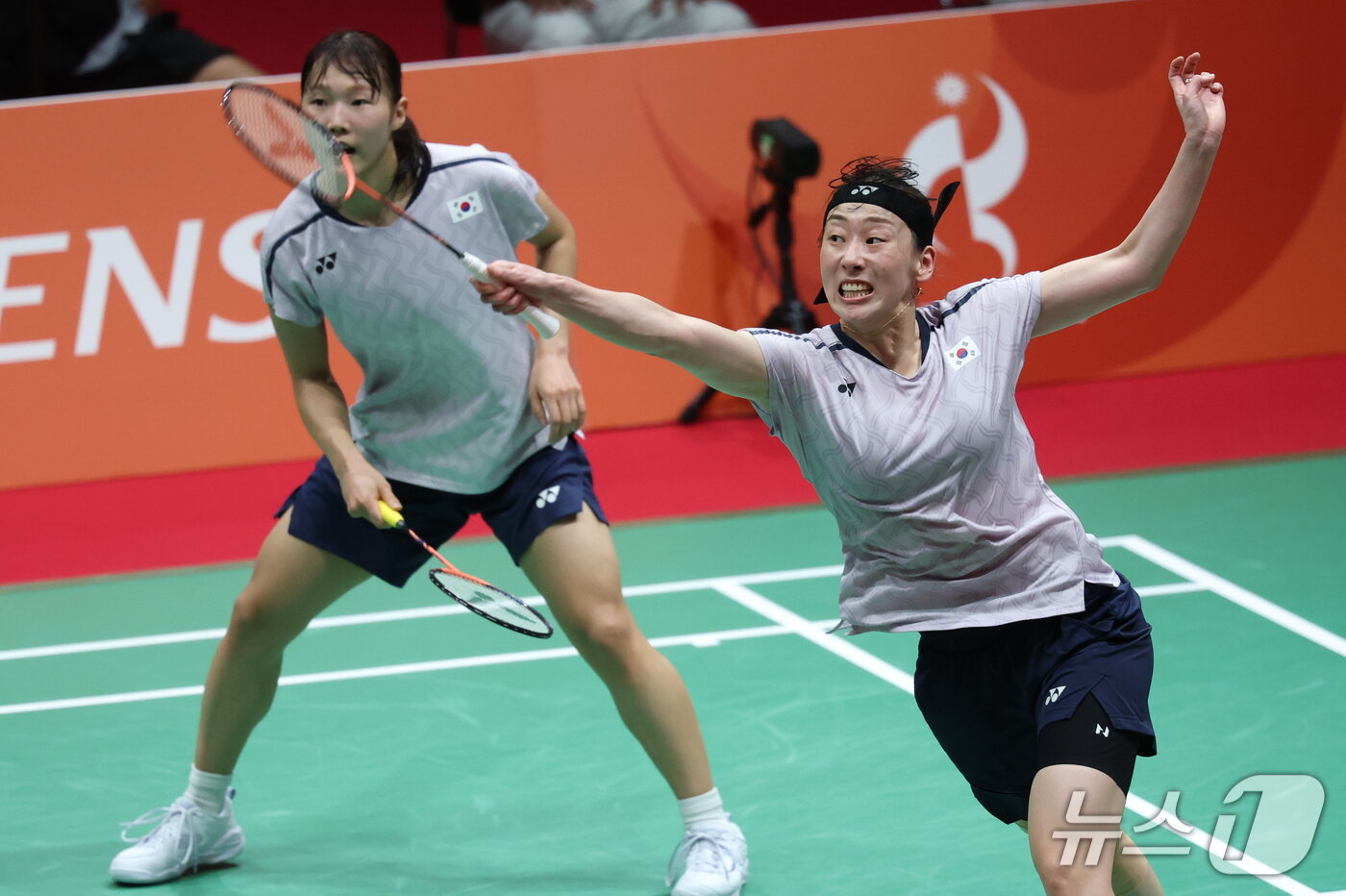 본문 이미지 - 대한민국 이소희, 백하나가 29일 일본 이치노미야 시립체육관에서 열린 2026 아이치·나고야 아시안게임 배드민턴 여자 복식 결승전에서 중국 탄닝, 류성수와 맞대결을 펼치고 있다. 2026.9.29 ⓒ 뉴스1 안은나 기자
