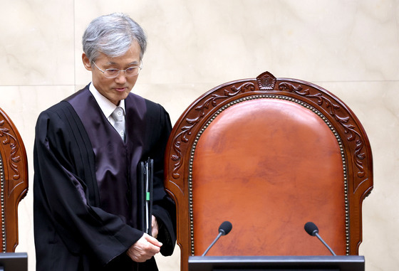 전원합의체 선고기일 참석하는 조희대 대법원장