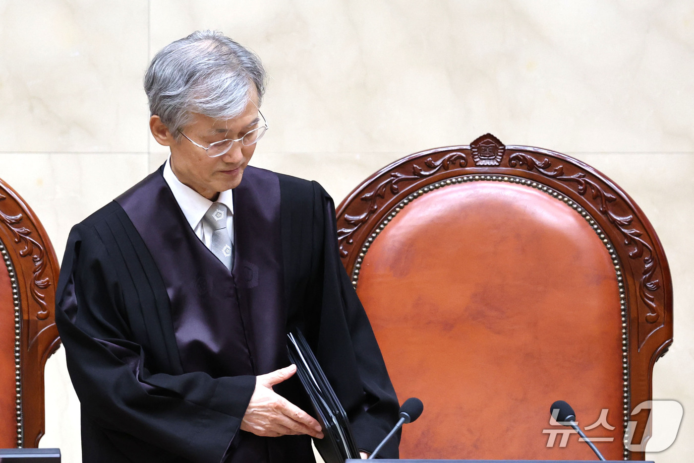 (서울=뉴스1) 이광호 기자 = 조희대 대법원장이 29일 오후 서울 서초구 대법원에서 열린 전원합의체 선고를 위해 대법정으로 들어서고 있다. 2026.9.29/뉴스1