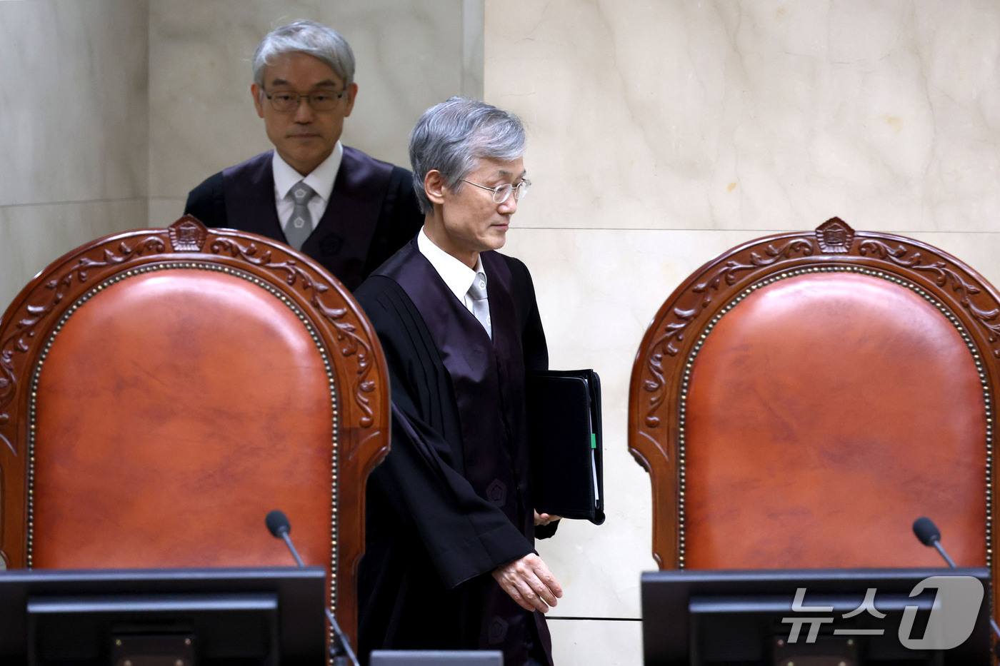 (서울=뉴스1) 이광호 기자 = 조희대 대법원장과 대법관들이 29일 오후 서울 서초구 대법원에서 열린 전원합의체 선고기일에 참석하고 있다. 2026.9.29/뉴스1