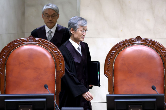 대법정 들어서는 조희대 대법원장