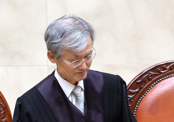 전원합의체 선고기일 참석하는 조희대 대법원장