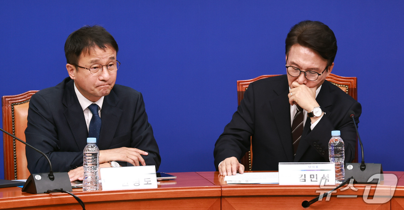 (서울=뉴스1) 구윤성 기자 = 더불어민주당 김민석 대표(오른쪽)와 한병도 원내대표가 29일 서울 여의도 국회에서 열린 민주당 경남 예산정책협의회에 참석해 생각에 잠겨 있다. 20 …