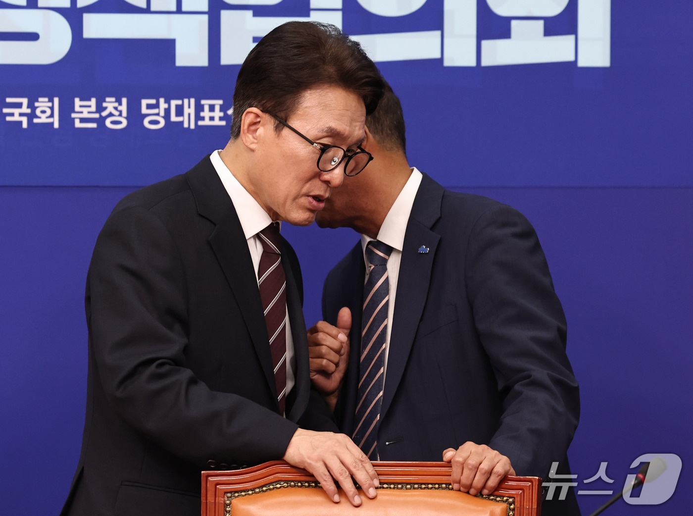 (서울=뉴스1) 구윤성 기자 = 더불어민주당 김민석 대표(왼쪽)와 김기운 경남도당 위원장이 29일 서울 여의도 국회에서 열린 민주당 경남 예산정책협의회에 참석해 귀엣말을 나누고 있 …