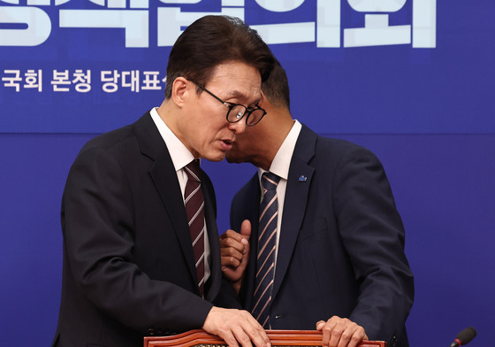 귀엣말 나누는 김민석 대표와 김기운 경남도당 위원장