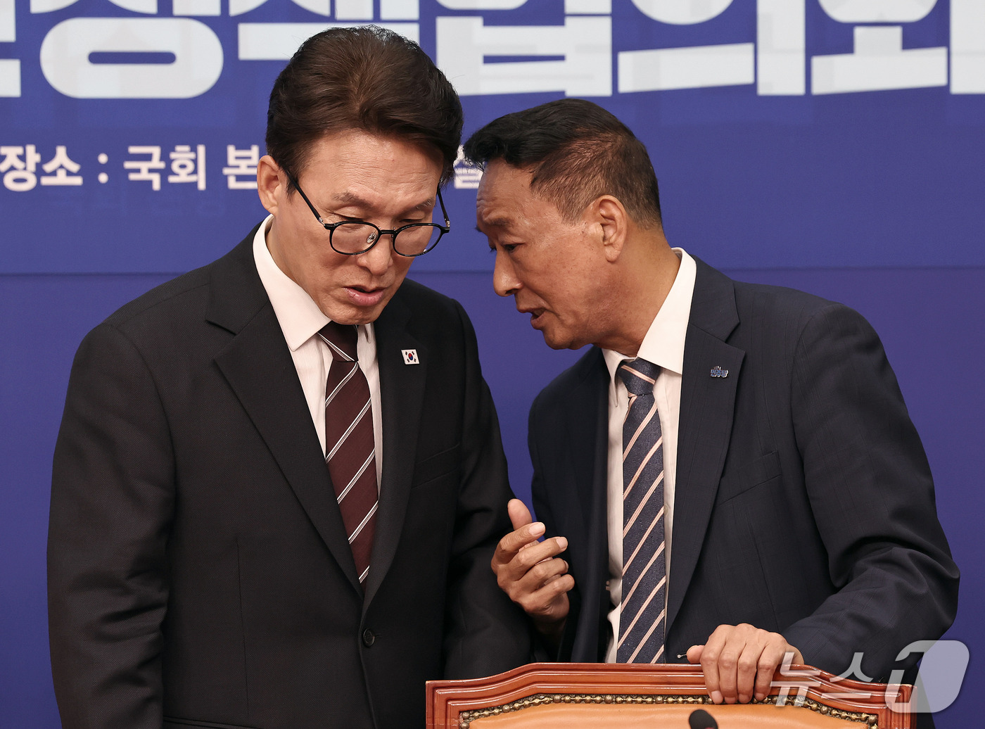 (서울=뉴스1) 구윤성 기자 = 더불어민주당 김민석 대표(왼쪽)와 김기운 경남도당 위원장이 29일 서울 여의도 국회에서 열린 민주당 경남 예산정책협의회에 참석해 귀엣말을 나누고 있 …