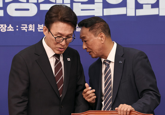 대화 나누는 김민석 대표와 김기운 경남도당 위원장