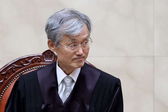 전원합의체 선고기일 참석하는 조희대 대법원장
