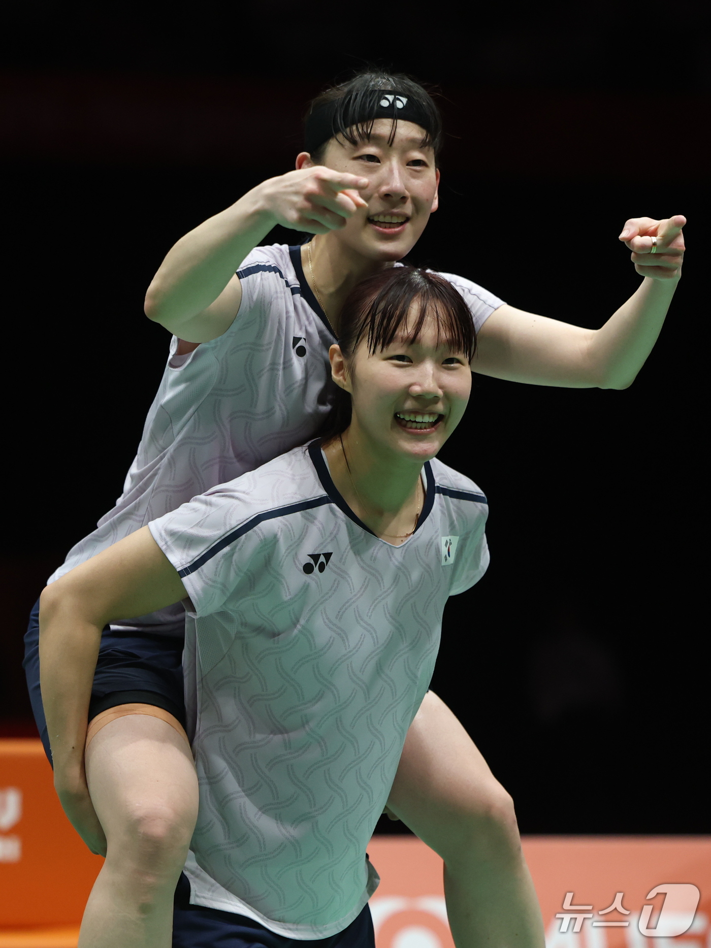 (이치노미야=뉴스1) 김도우 기자 = 대한민국 이소희, 백하나가 29일 일본 이치노미야 시립체육관에서 열린 2026 아이치·나고야 아시안게임 배드민턴 여자 복식 결승전에서 중국 탄 …