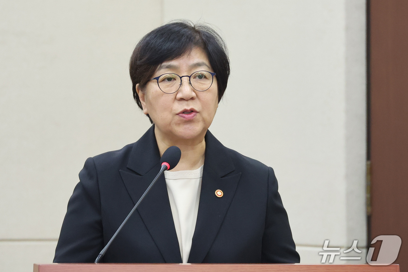 (서울=뉴스1) 신웅수 기자 = 정은경 보건복지부 장관이 29일 서울 여의도 국회에서 열린 연금개혁특별위원회 전체회의에서 업무보고를 하고 있다. 2026.9.29/뉴스1