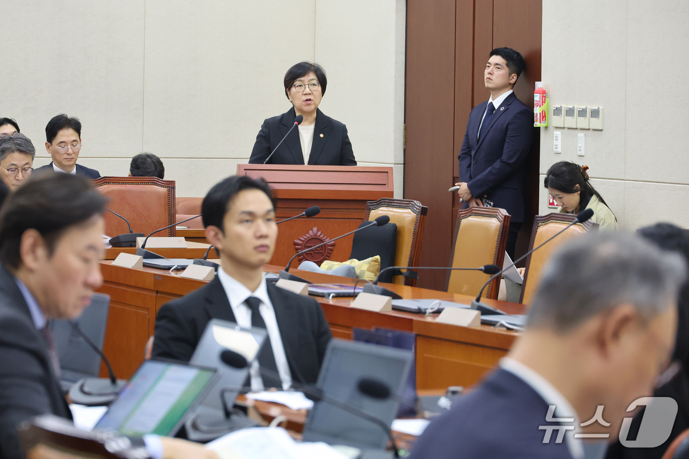 (서울=뉴스1) 신웅수 기자 = 정은경 보건복지부 장관이 29일 서울 여의도 국회에서 열린 연금개혁특별위원회 전체회의에서 업무보고를 하고 있다. 2026.9.29/뉴스1