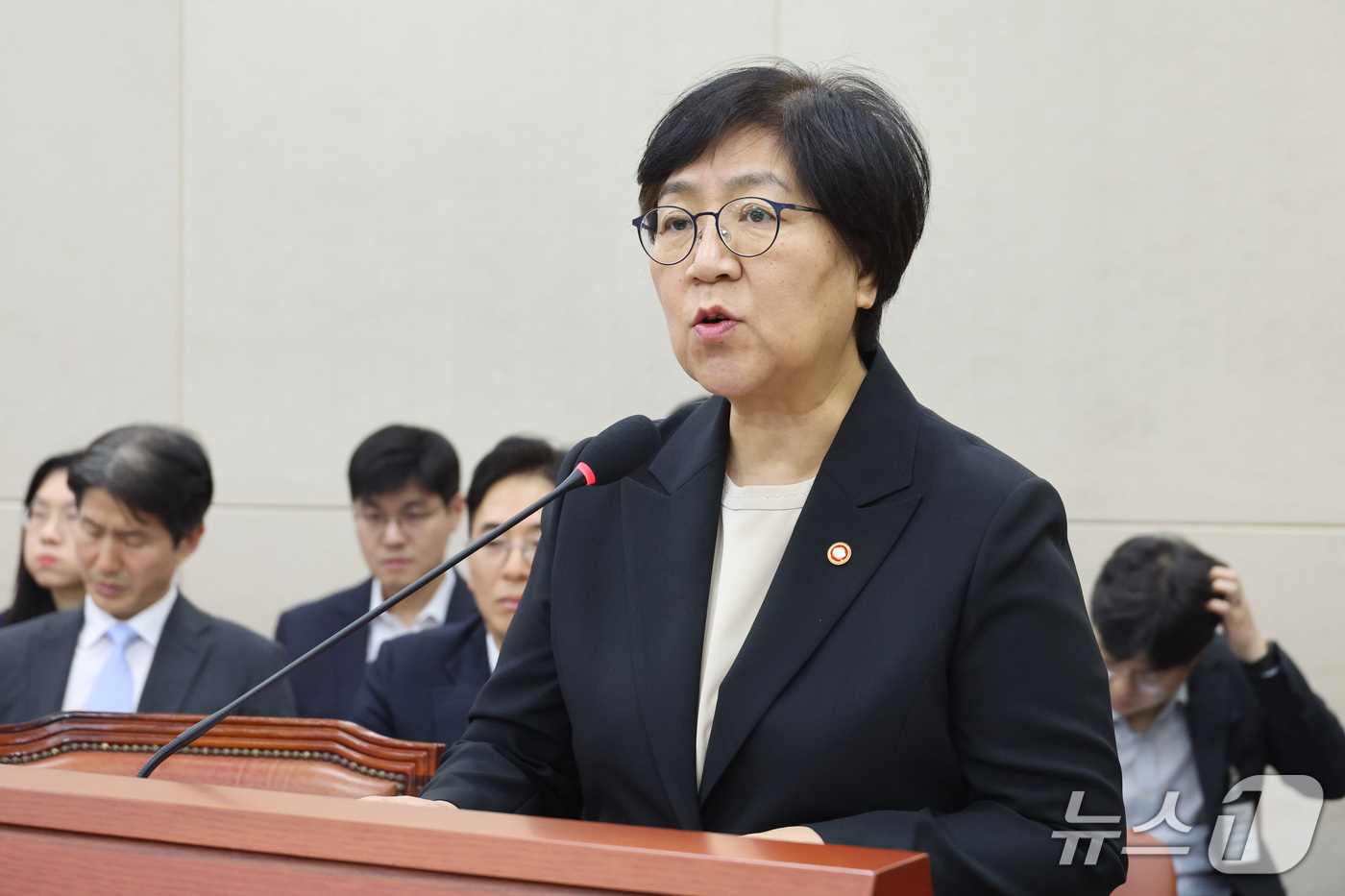 (서울=뉴스1) 신웅수 기자 = 정은경 보건복지부 장관이 29일 서울 여의도 국회에서 열린 연금개혁특별위원회 전체회의에서 업무보고를 하고 있다. 2026.9.29/뉴스1