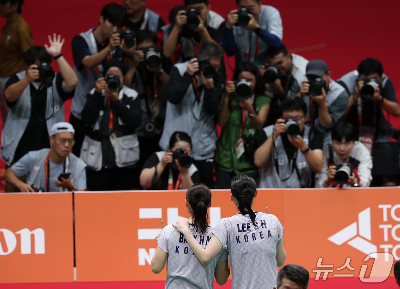 (이치노미야=뉴스1) 안은나 기자 = 대한민국 이소희, 백하나가 29일 일본 이치노미야 시립체육관에서 열린 2026 아이치·나고야 아시안게임 배드민턴 여자 복식 결승전에서 중국 탄 …