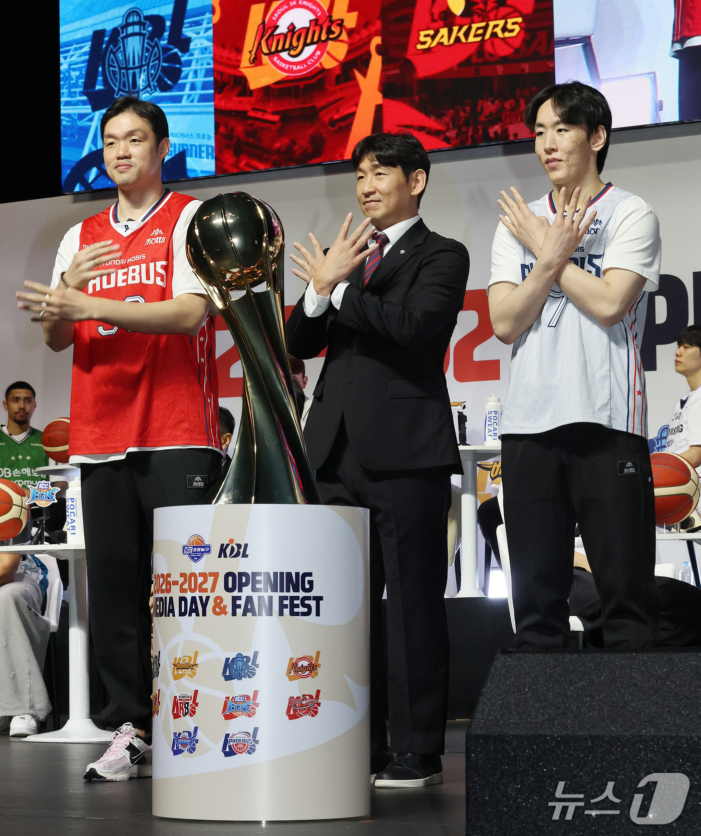 (서울=뉴스1) 박세연 기자 = 29일 오후 서울 용산구 블루스퀘어에서 열린 2026-2027 KCC프로농구 개막 미디어데이에서 현대모비스 양동근 감독과 이승현, 서명진 선수가 기 …