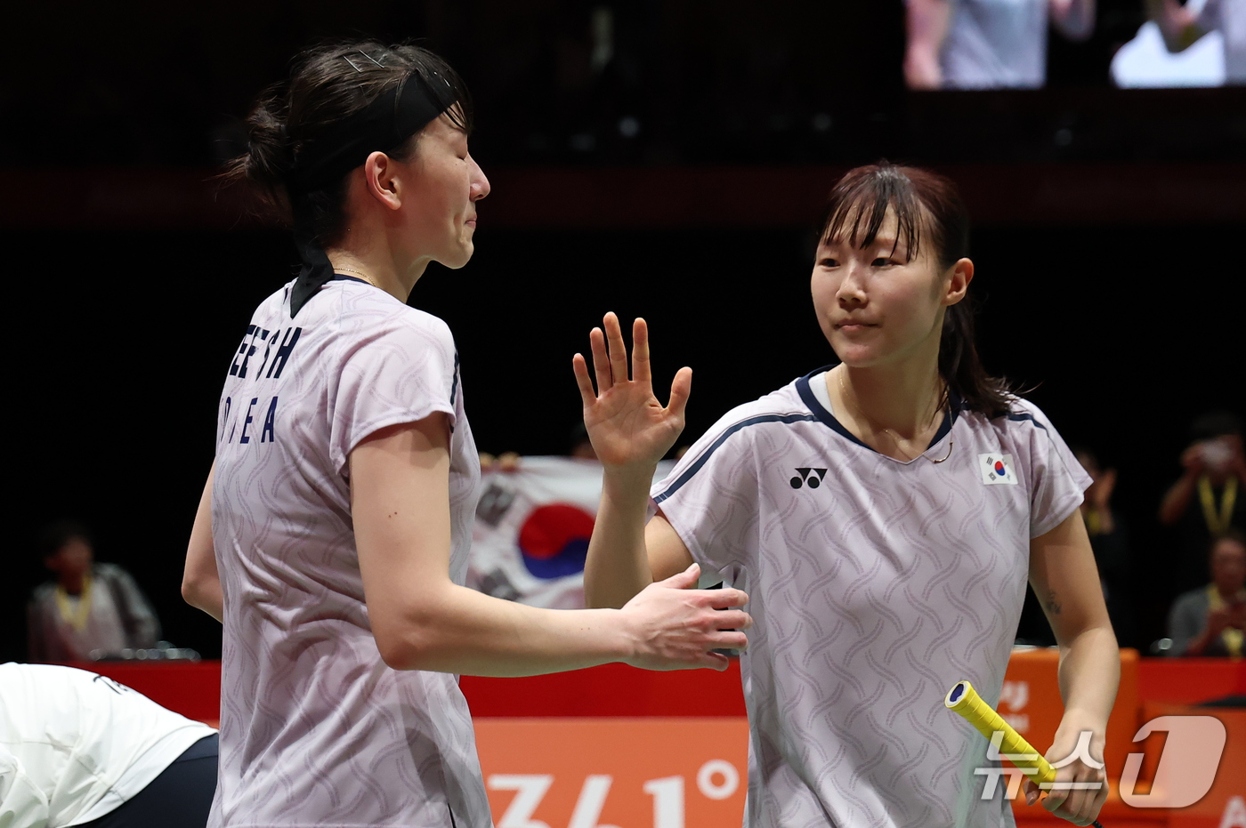 (이치노미야=뉴스1) 김도우 기자 = 대한민국 이소희, 백하나가 29일 일본 이치노미야 시립체육관에서 열린 2026 아이치·나고야 아시안게임 배드민턴 여자 복식 결승전에서 중국 탄 …