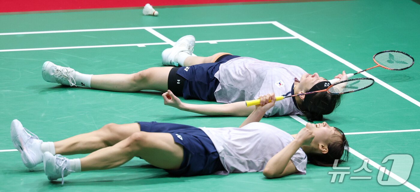 본문 이미지 - 대한민국 이소희, 백하나가 29일 일본 이치노미야 시립체육관에서 열린 2026 아이치·나고야 아시안게임 배드민턴 여자 복식 결승전에서 중국 탄닝, 류성수를 꺾고 금메달을 확정짓자 코트 바닥에 누워 기뻐하고 있다. ⓒ 뉴스1 안은나 기자