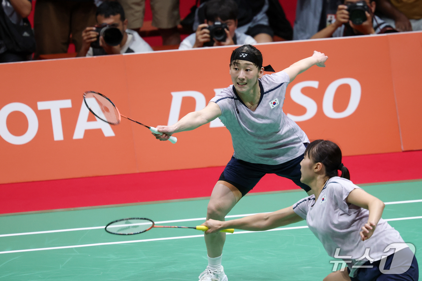 (이치노미야=뉴스1) 안은나 기자 = 대한민국 이소희, 백하나가 29일 일본 이치노미야 시립체육관에서 열린 2026 아이치·나고야 아시안게임 배드민턴 여자 복식 결승전에서 중국 탄 …