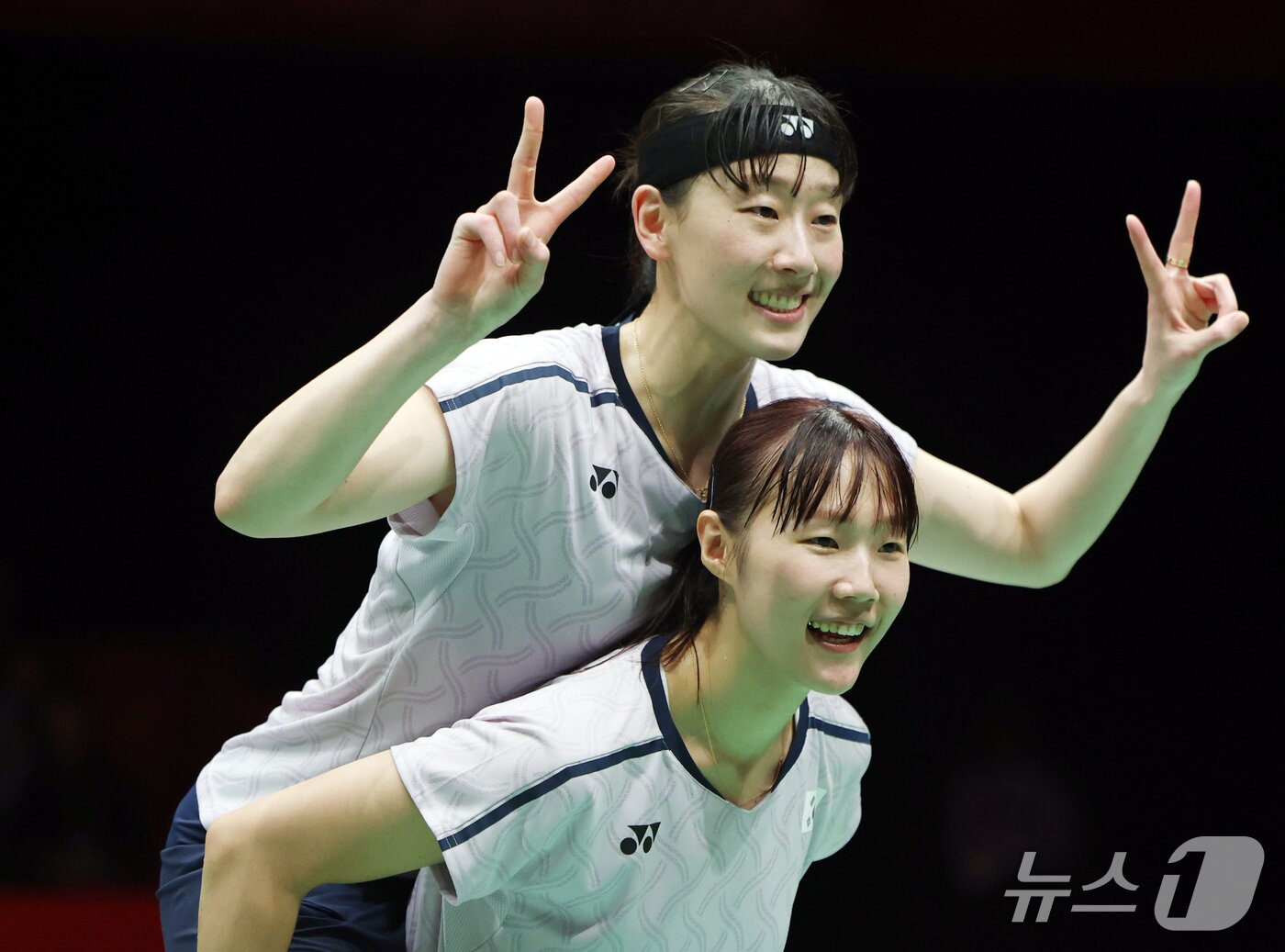 본문 이미지 - 대한민국 이소희, 백하나가 29일 일본 이치노미야 시립체육관에서 열린 2026 아이치·나고야 아시안게임 배드민턴 여자 복식 결승전에서 중국 탄닝, 류성수를 상대로 승리하고 세리머니를 하고 있다. 2026.9.29 ⓒ 뉴스1 김도우 기자