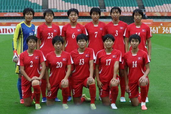기념촬영하는 북한 여자 축구 대표팀 선수들