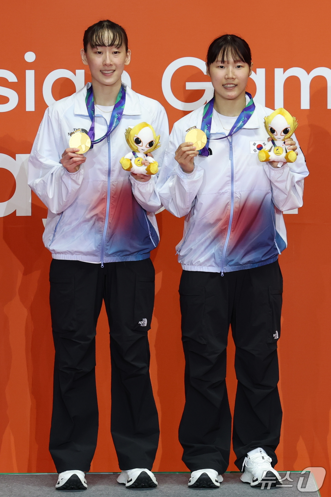 (이치노미야=뉴스1) 안은나 기자 = 대한민국 이소희, 백하나가 29일 일본 이치노미야 시립체육관에서 열린 2026 아이치·나고야 아시안게임 배드민턴 여자 복식 시상식에서 금메달을 …