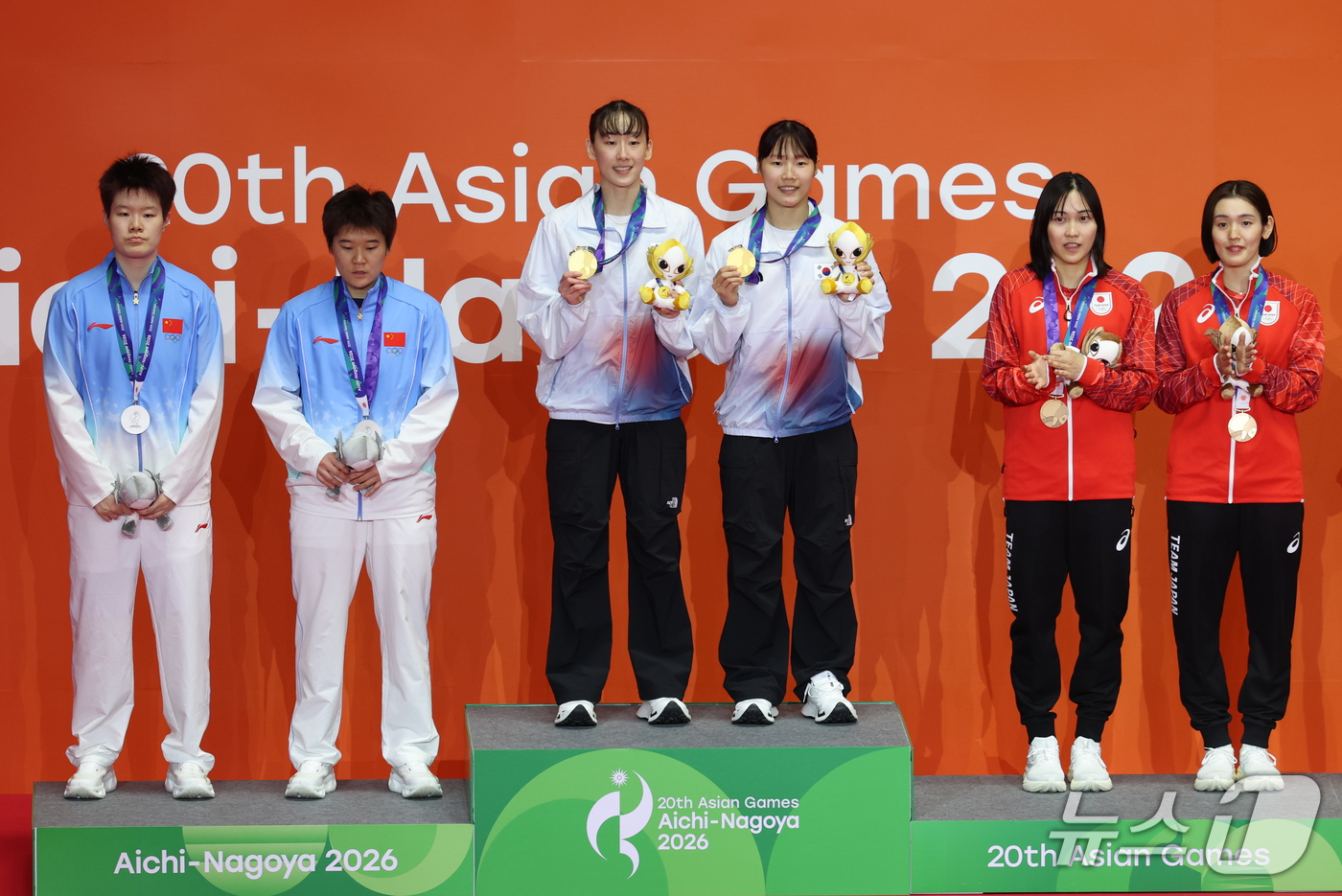 (이치노미야=뉴스1) 안은나 기자 = 대한민국 이소희, 백하나가 29일 일본 이치노미야 시립체육관에서 열린 2026 아이치·나고야 아시안게임 배드민턴 여자 복식 시상식에서 금메달을 …