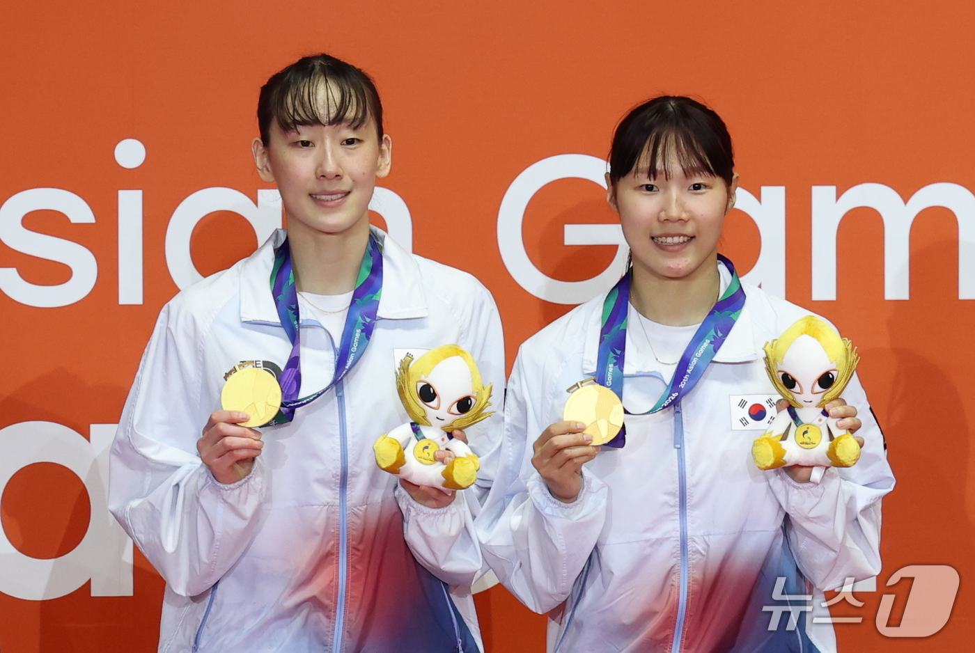 (이치노미야=뉴스1) 안은나 기자 = 대한민국 이소희, 백하나가 29일 일본 이치노미야 시립체육관에서 열린 2026 아이치·나고야 아시안게임 배드민턴 여자 복식 시상식에서 금메달을 …