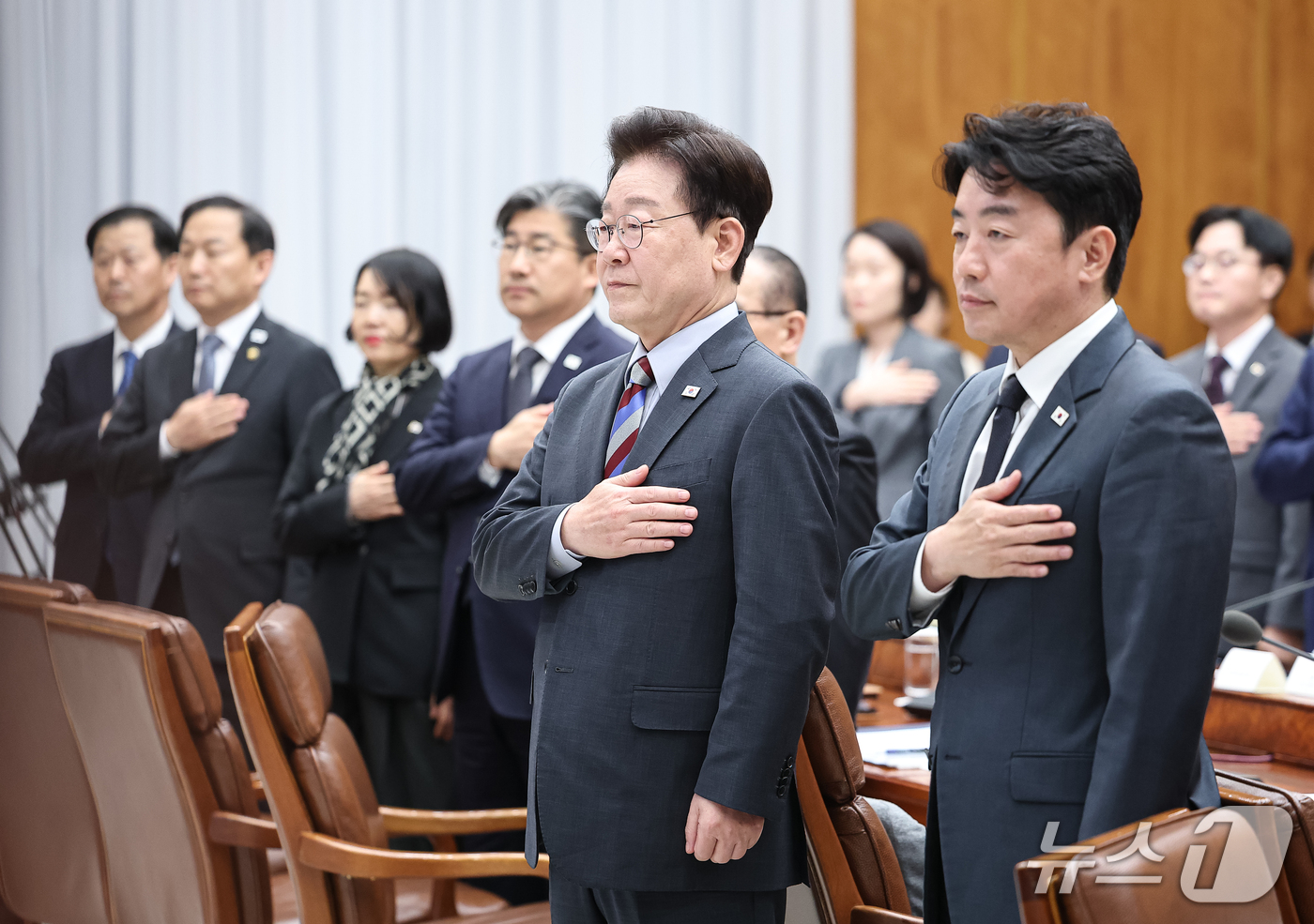 (서울=뉴스1) 이재명 기자 = 이재명 대통령이 29일 청와대에서 열린 메가프로젝트 제3차 민관합동 점검회의에서 국민의례를 하고 있다. (청와대통신사진기자단) 2026.9.29/뉴 …