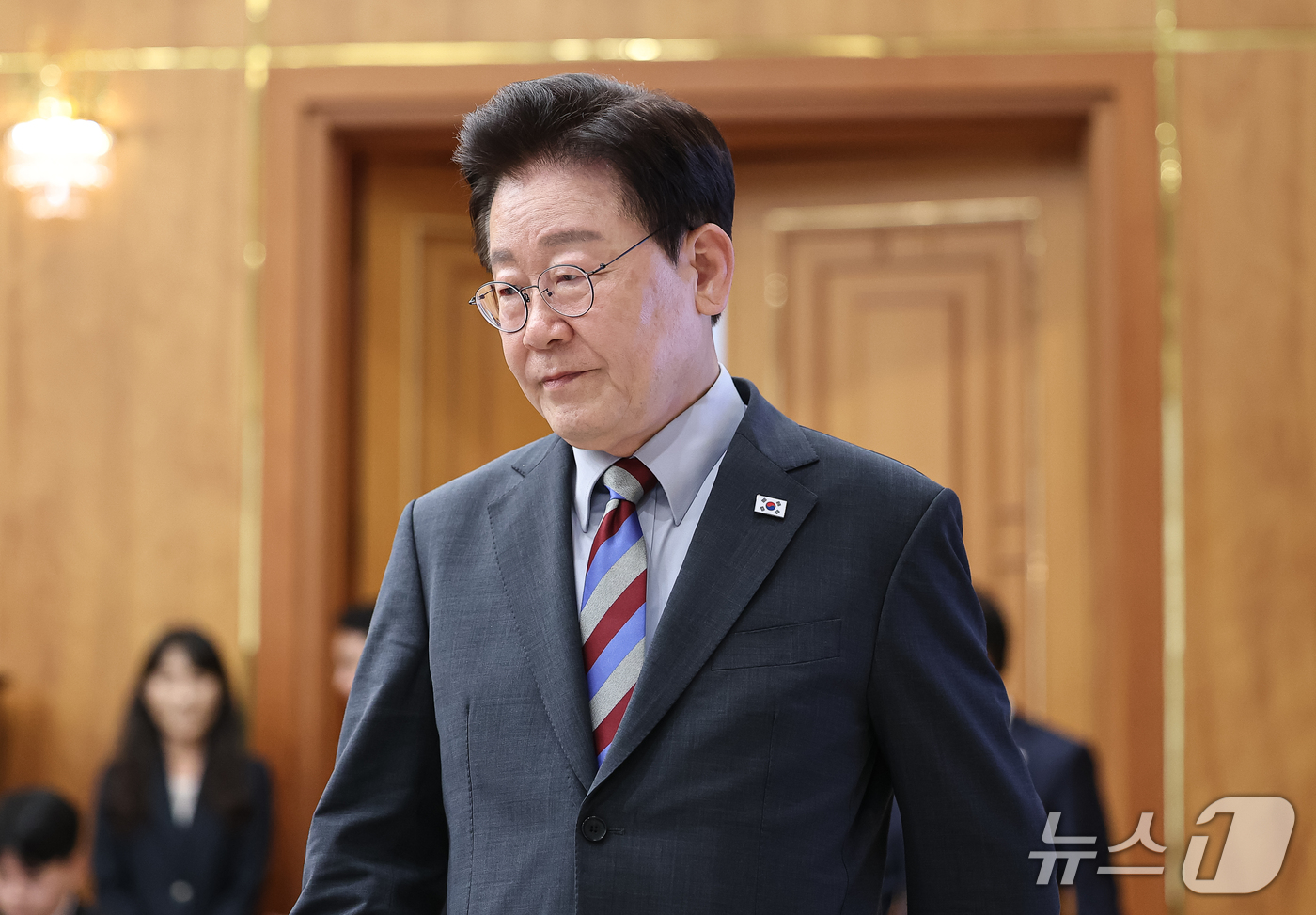 (서울=뉴스1) 이재명 기자 = 이재명 대통령이 29일 청와대에서 열린 메가프로젝트 제3차 민관합동 점검회의에서 국민의례를 하고 있다. (청와대통신사진기자단) 2026.9.29/뉴 …