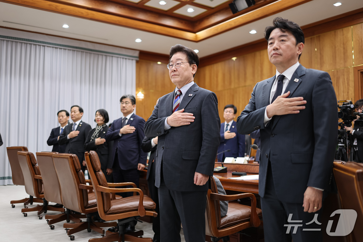 (서울=뉴스1) 이재명 기자 = 이재명 대통령이 29일 청와대에서 열린 메가프로젝트 제3차 민관합동 점검회의에서 국민의례를 하고 있다. 2026.9.29/뉴스1