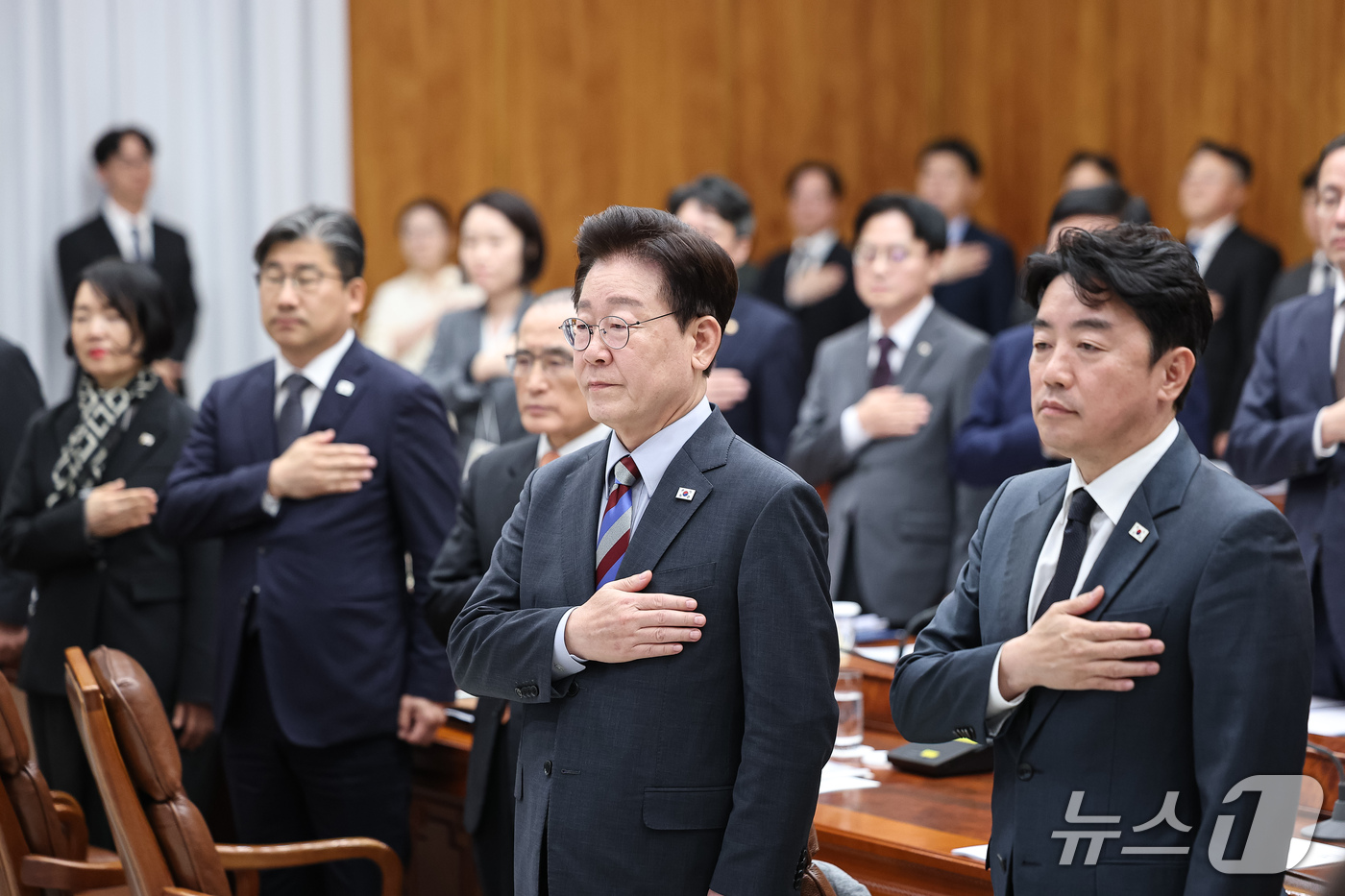 (서울=뉴스1) 이재명 기자 = 이재명 대통령이 29일 청와대에서 열린 메가프로젝트 제3차 민관합동 점검회의에서 국민의례를 하고 있다. (청와대통신사진기자단) 2026.9.29/뉴 …