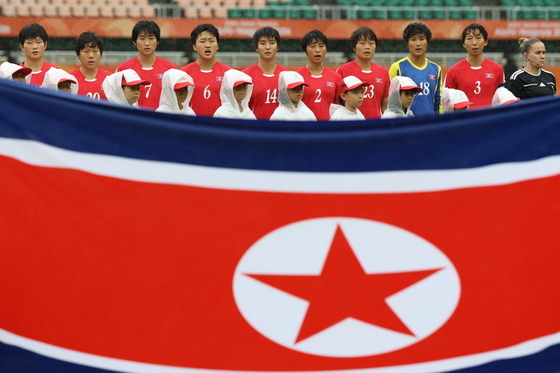 국가 부르는 북한 여자 축구 대표팀