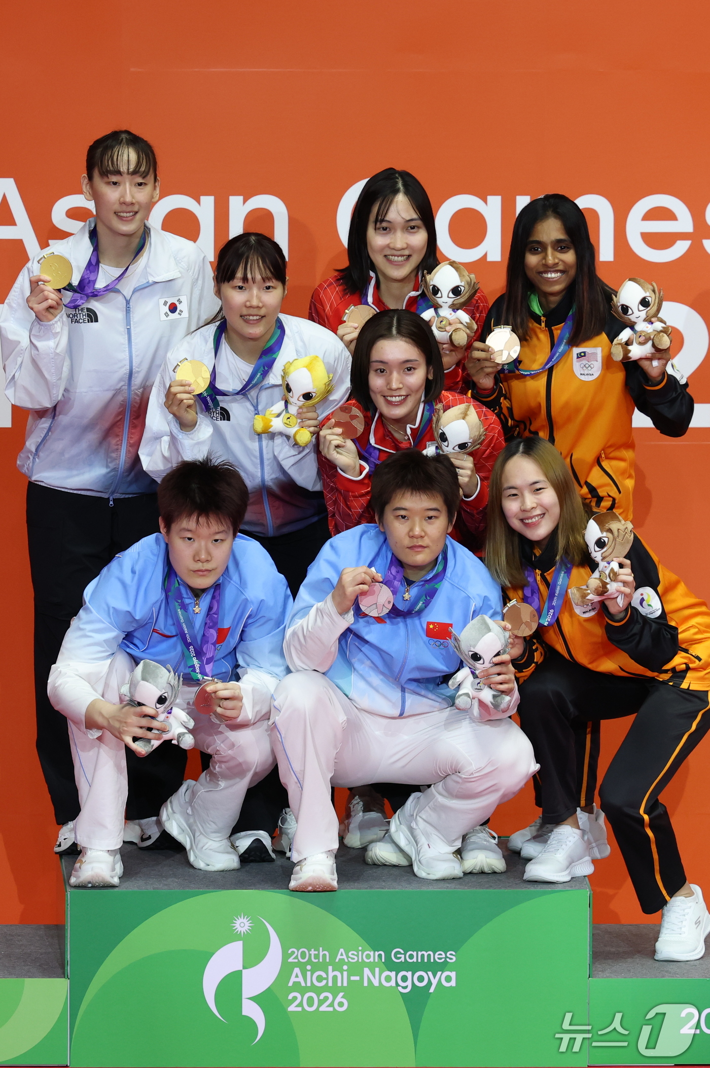 (이치노미야=뉴스1) 안은나 기자 = 대한민국 이소희, 백하나가 29일 일본 이치노미야 시립체육관에서 열린 2026 아이치·나고야 아시안게임 배드민턴 여자 복식 시상식에서 금메달을 …