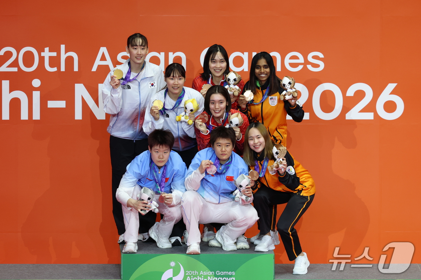 (이치노미야=뉴스1) 안은나 기자 = 대한민국 이소희, 백하나가 29일 일본 이치노미야 시립체육관에서 열린 2026 아이치·나고야 아시안게임 배드민턴 여자 복식 시상식에서 금메달을 …