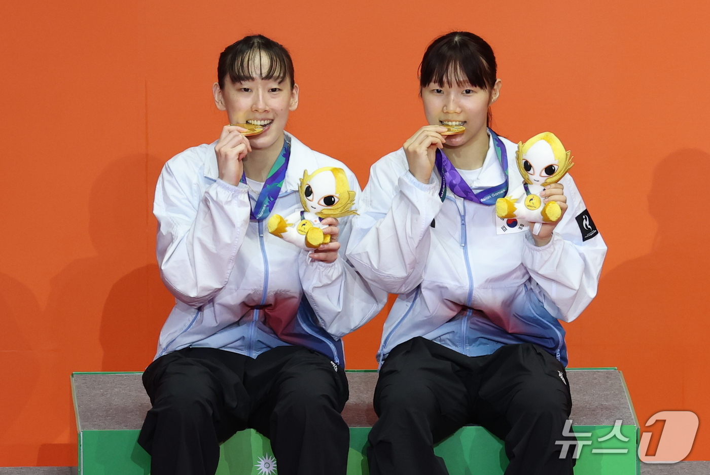 (이치노미야=뉴스1) 안은나 기자 = 대한민국 이소희, 백하나가 29일 일본 이치노미야 시립체육관에서 열린 2026 아이치·나고야 아시안게임 배드민턴 여자 복식 시상식에서 금메달을 …