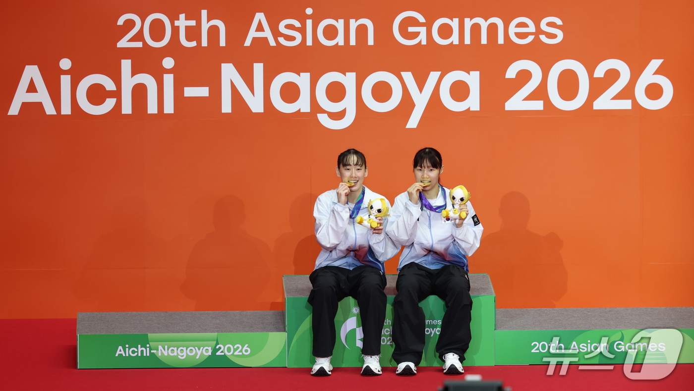 (이치노미야=뉴스1) 안은나 기자 = 대한민국 이소희, 백하나가 29일 일본 이치노미야 시립체육관에서 열린 2026 아이치·나고야 아시안게임 배드민턴 여자 복식 시상식에서 금메달을 …