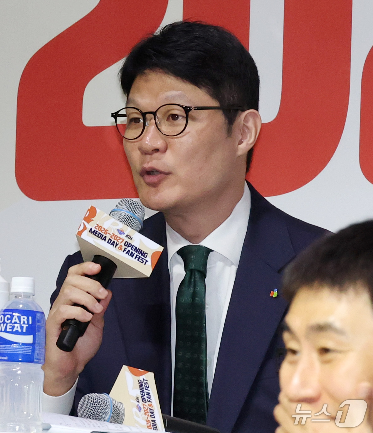 (서울=뉴스1) 박세연 기자 = 29일 오후 서울 용산구 블루스퀘어에서 열린 2026-2027 KCC프로농구 개막 미디어데이에서 DB 이규섭 감독이 출사표를 밝히고 있다. 2026 …
