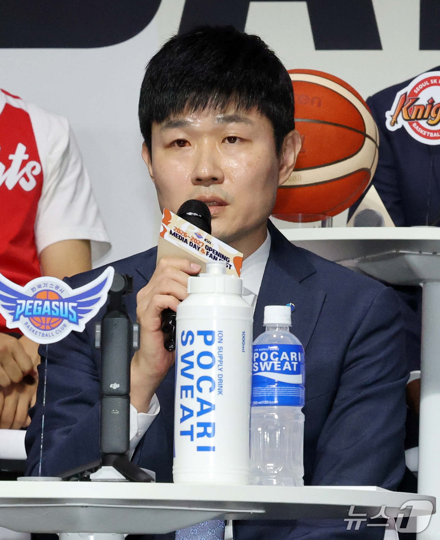 (서울=뉴스1) 박세연 기자 = 29일 오후 서울 용산구 블루스퀘어에서 열린 2026-2027 KCC프로농구 개막 미디어데이에서 한국가스공사 강혁 감독이 출사표를 밝히고 있다. 2 …