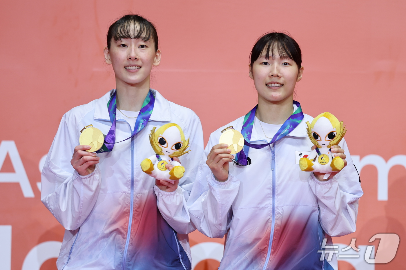 (이치노미야=뉴스1) 김도우 기자 = 대한민국 이소희, 백하나가 29일 일본 이치노미야 시립체육관에서 열린 2026 아이치·나고야 아시안게임 배드민턴 여자 복식 시상식에서 금메달을 …
