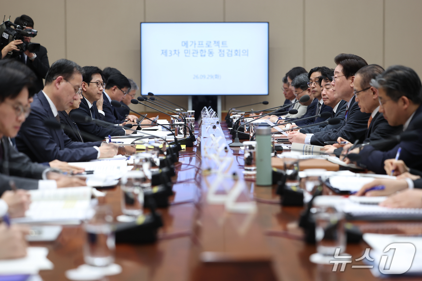 (서울=뉴스1) 이재명 기자 = 이재명 대통령이 29일 청와대에서 열린 메가프로젝트 제3차 민관합동 점검회의에서 발언을 하고 있다. (청와대통신사진기자단) 2026.9.29/뉴스1 …