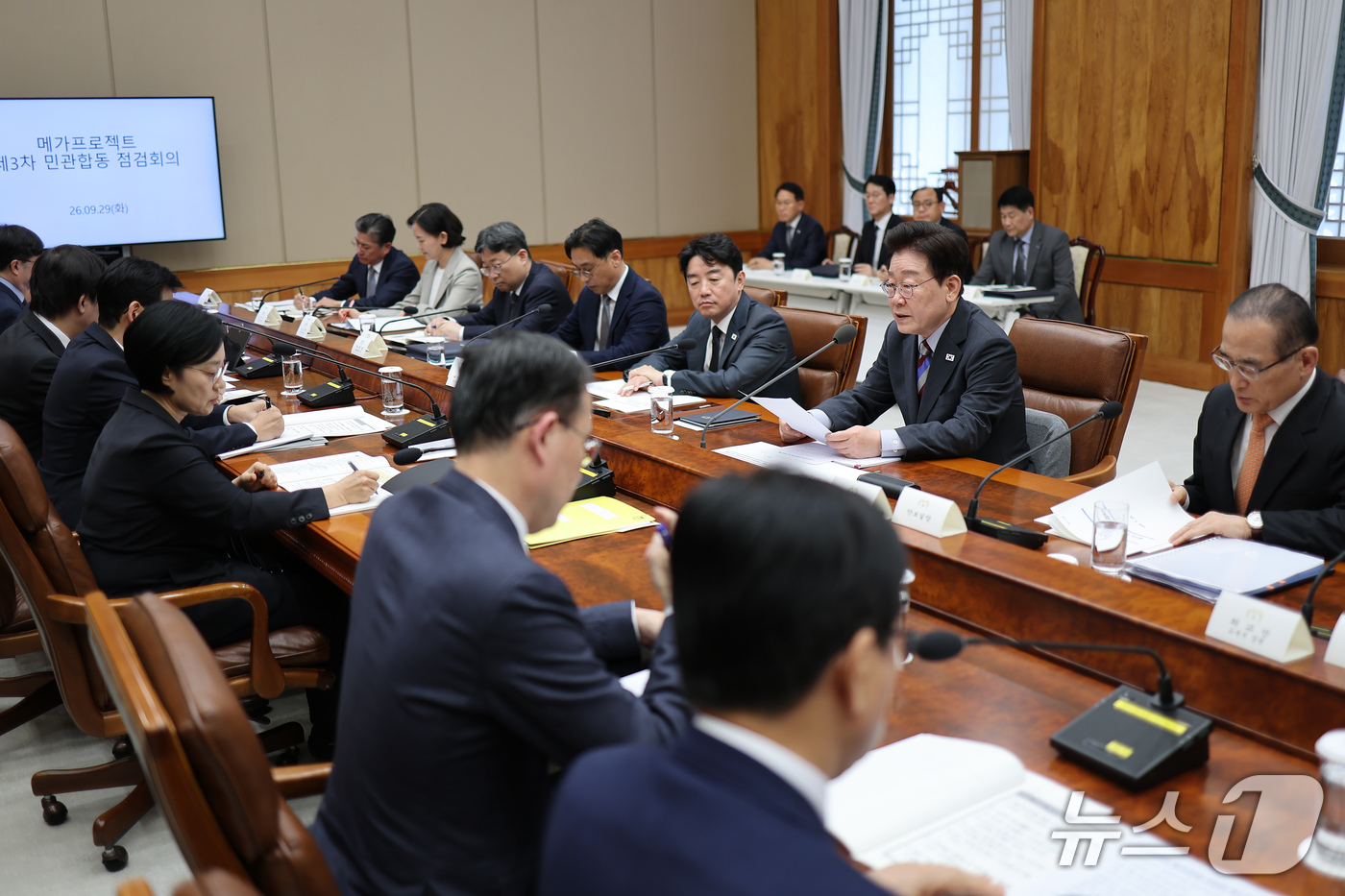 (서울=뉴스1) 이재명 기자 = 이재명 대통령이 29일 청와대에서 열린 메가프로젝트 제3차 민관합동 점검회의에서 발언을 하고 있다. (청와대통신사진기자단) 2026.9.29/뉴스1 …